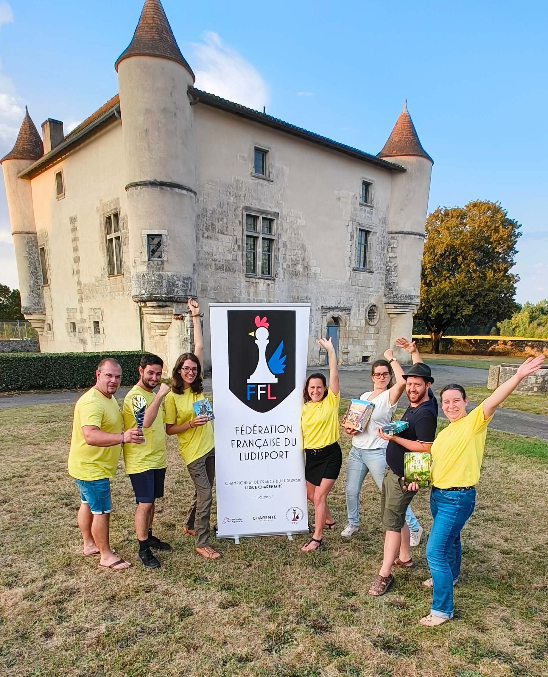 Photographie de l'équipe des cerf-volants, vice champion de France de Ludisport, devant le chateau de la rochette.